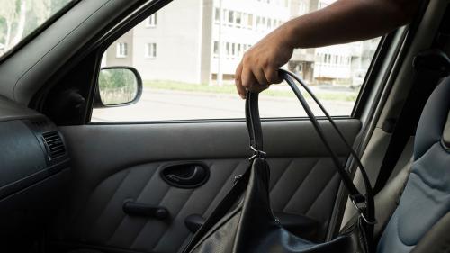 κλοπή τσάντας από αυτοκίνητο