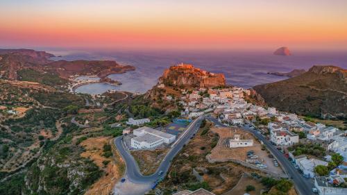 Με το ενετικό κάστρο να δεσπόζει, η πρωτεύουσα των Κυθήρων είναι αναμφίβολα γραφική και εντυπωσιακή