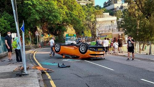 77χρονος έφερε «τούμπα» Lamborghini Huracan