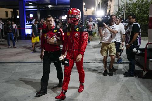 O Charles Leclerc επιστρέφει στο γκαράζ της Ferrari μετά την εγκατάλειψή του στο GP του Μπαχρέιν 2023