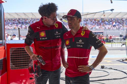 Ο διευθυντής της Ferrari F1, Mattia Binotto, μαζί με τον Charles Leclerc έπειτα από το οδηγικό σφάλμα και την εγκατάλειψη του Μονεγάσκου στο GP Γαλλίας.