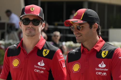 Οι Charles Leclerc (αριστερά) και Carlos Sainz στο GP του Μπαχρέιν 2023
