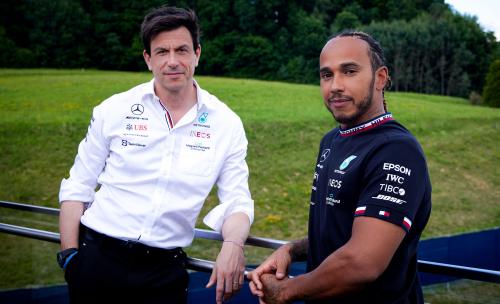 Ο Hamilton με τον διευθυντή της Mercedes F1, Toto Wolff