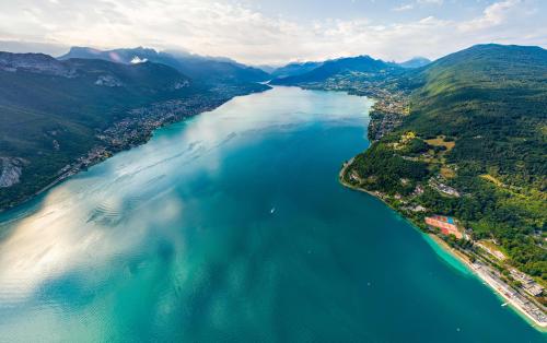 μολυσμένη λίμνη