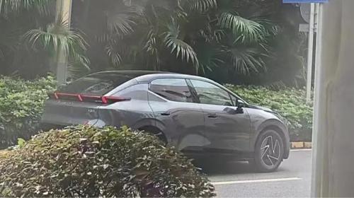 «Κατασκοπευτικές» φωτογραφίες του νέου ηλεκτρικού Lynk &amp; Co Z20