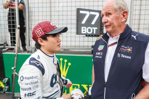 O σύμβουλος της RBR Helmut Marko με τον Yuki Tsunoda της Alpha Tauri