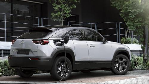 Κεντρική φωτό & πάνω: Το ηλεκτρικό Mazda MX-30