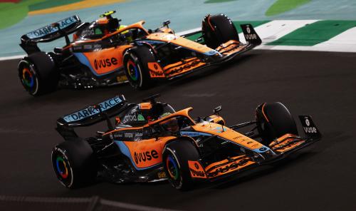 Οι Daniel Ricciardo (εμπρός) και Lando Norris με τις δύο McLaren MCL36 στο GP Σαουδικής Αραβίας 2022