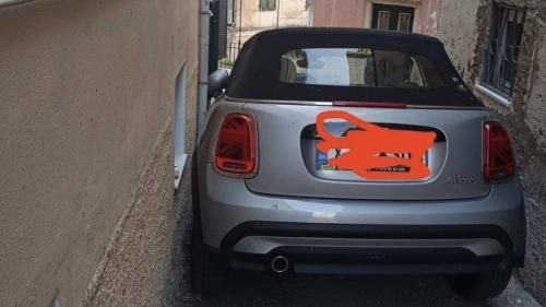 mni cooper κόλλησε σε καντούνι στην Κέρκυρα