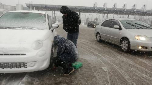 τοποθέτηση αλυσίδων στα διόδια αφιδών με την αστυνομία