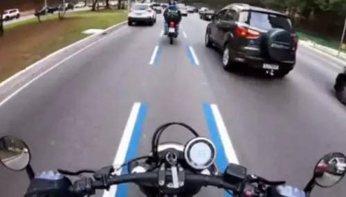 Μπλε γραμμές στον δρόμο