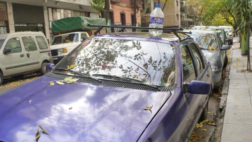 μπουκάλι στην οροφή αυτοκινήτου