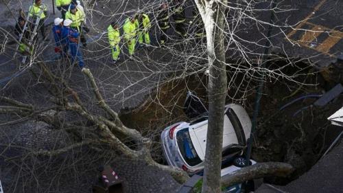 δρόμος κατάπιε αυτοκίνητα