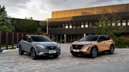 Το Nissan Qashqai (αριστερά) θα ακολουθήσει το δρόμο της ηλεκτροκίνησης που άνοιξε το Ariya (δεξιά)