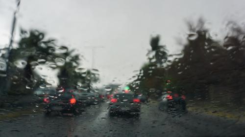Οδήγηση βροχή καιρικά φαινόμενα