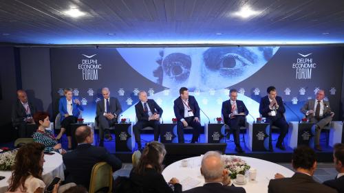 H ελληνική αντιπροσωπεία της Volvo ήταν Χρυσός Χορηγός του 8ου Οικονομικού Φόρουμ των Δελφών και αποκλειστικός πάροχος μετακινήσεων. Μεγάλη επιτυχία σημείωσε το 8ο Οικονομικό Φόρουμ των Δελφών που πραγματοποιήθηκε από τις 26 έως τις 29 Απριλίου. Την έναρξη των εργασιών του κήρυξε η Πρόεδρος της Δημοκρατίας, Κατερίνα Σακελλαρόπουλου, υπό την αιγίδα της οποίας τελεί το διεθνούς εμβέλειας συνέδριο. Στο Οικονομικό Φόρουμ παρενέβησαν με επιδραστικές τοποθετήσεις 990 ομιλητές από 71 χώρες, σημαντικές διεθνείς προσωπικότητες στα πεδία της πολιτικής και των επιχειρήσεων, οικονομολόγοι, ακαδημαϊκοί και διανοητές. H Volvo Car Hellas, Χρυσός Χορηγός του Φόρουμ και αποκλειστικός πάροχος μετακινήσεων, διέθεσε έναν στόλο από προηγμένα μοντέλα Recharge για τις διαδρομές όλων των συνέδρων από και προς το αεροδρόμιο, αλλά και σε διάφορα σημεία του Φόρουμ στους Δελφούς. Τα ηλεκτροκίνητα Volvo Recharge, με αυξημένη ηλεκτρική αυτονομία και χαμηλό ενεργειακό αποτύπωμα, εξέφρασαν με επίκαιρο τρόπο το κεντρικό θέμα της φετινής διοργάνωσης, «Paradigm Shifts», το οποίοεστίασε στα νέα υποδείγματα ερμηνείας και αντιμετώπισης των πολυσύνθετων ζητημάτων που αντιμετωπίζει ο σύγχρονος κόσμος. Βασικοί άξονες των συζητήσεων ήταν η γεωπολιτική, η κλιματική αλλαγή, η παγκόσμια οικονομία, η τεχνολογία, η ανάπτυξη και οι αναδυόμενες κοινωνικές προκλήσεις. Για τη Volvo, η σειρά Recharge συμβολίζει τη μετάβαση σε ένα νέο «παράδειγμα», ένα βιώσιμο μοντέλο μετακινήσεων. Όπως επισήμανε ο Πρόεδρος και Διευθύνων Σύμβουλος της Volvo Car Hellas, Νίκος Γιαννουσάς, ο κλάδος του αυτοκινήτου θα βιώσει μεγάλες αλλαγές, σε πολύ σύντομο διάστημα. Ο κ. Γιαννουσάς συμμετείχε στη συζήτηση για τον ρόλο της ηλεκτροκίνησης στις μετακινήσεις, στο πλαίσιο της ενότητας για το κλίμα. Εκφράζοντας τη νοοτροπία με την οποία αντιλαμβάνεται η Volvo τον ρόλο της στο νέο τοπίο, ανέφερε χαρακτηριστικά: Στη Volvo δεν διαμορφώνουμε το όραμά μας με βάση τo επιχειρησιακό σχέδιο, αλλά το αντίθετο. Οι συζητήσεις του 8ου Οικονομικού Φόρουμ των Δελφών πραγματοποιήθηκαν στο Ευρωπαϊκό Πολιτιστικό Κέντρο Δελφών και στο ξενοδοχείο Αμαλία.