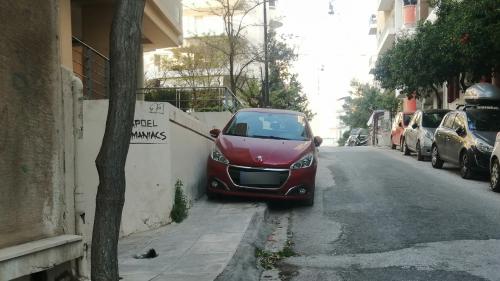 παράνομο παρκάρισμα πεζοδρομια καταστροφες αυτοκινητα αθηνα