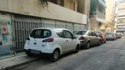 παράνομο παρκάρισμα πεζοδρομια καταστροφες αυτοκινητα αθηνα