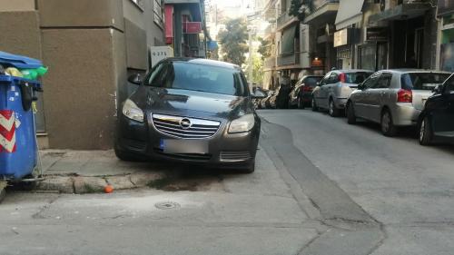 παράνομο παρκάρισμα σε πεζοδρόμιο