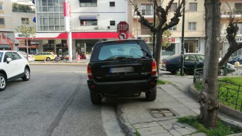 παράνομο παρκάρισμα σε πεζοδρόμιο