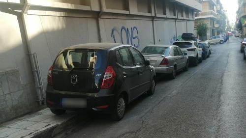 παράνομο παρκάρισμα πεζοδρομια καταστροφες αυτοκινητα αθηνα