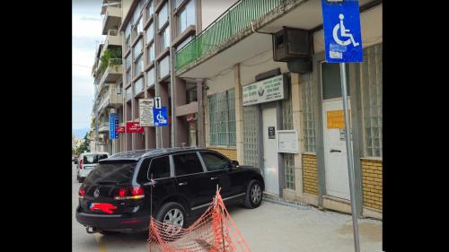 παράνομη στάθμευση ράμπες αμεα