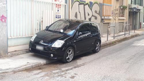 παράνομο παρκάρισμα σε πεζοδρόμιο