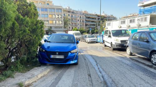 στάθμευση σε πεζοδρόμια