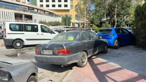 στάθμευση σε πεζοδρόμια