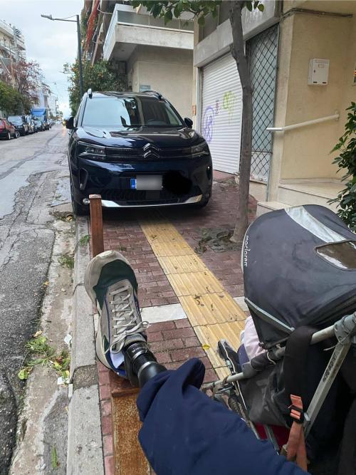 παράνομη στάθμευση σε πεζοδρόμιο