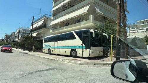 παρκάρισμα λεωφορείου σε πεζοδρόμιο