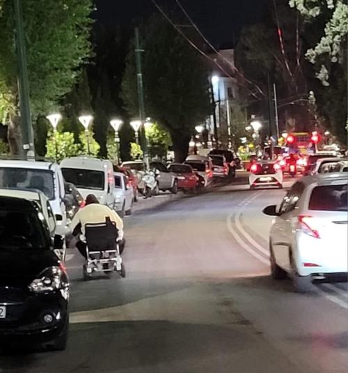 παρκάρισμα σε πεζοδρόμιο