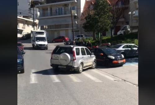 παρκάρισμα στη μέση του δρόμου