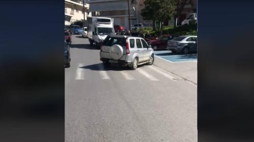 παρκάρισμα στη μέση του δρόμου