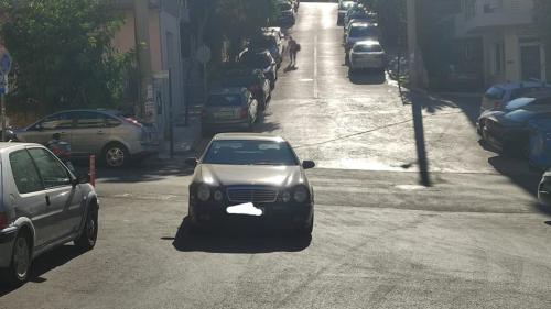 παρκάρισμα στη μέση του δρόμου