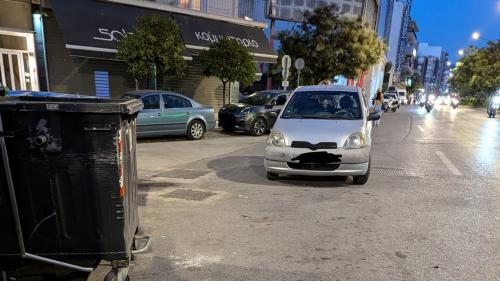 παρκάρισμα στη μέση του δρόμου