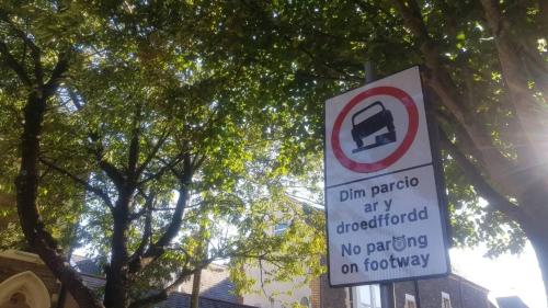 απαγόρευση στάθμευσης σε πεζοδρόμιο