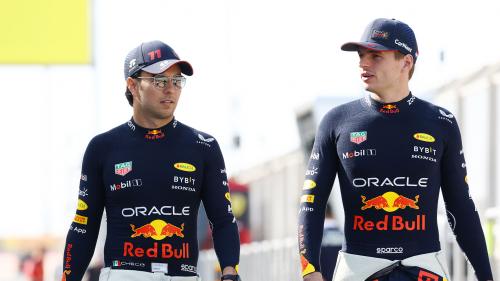 Οι Sergio Perez (αριστερά) και Max Verstappen στις δοκιμές εξέλιξης του 2023 στο Μπαχρέιν