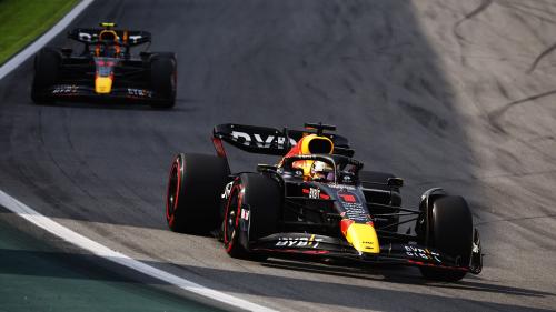 O Max Verstappen (μπροστά) και ο Sergio Perez στο GP Βραζιλίας 2022, με τις δύο Red Bull RB18