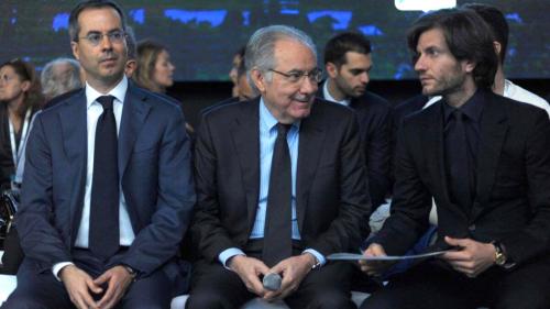 Ο Roberto Colaninno, στη μέση, με τους γιους του Matteo (αριστερά) και Michele
