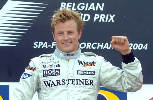 O Kimi Raikkonen πανηγυρίζει τη νίκη στο GP Βελγίου του 2004