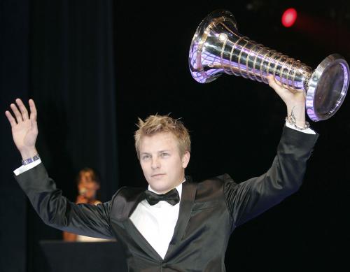 Ο Kimi με το τρόπαιο του πρωταθλητή της Formula 1 του 2007