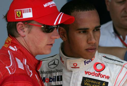 Ο Kimi με τον νεαρό Lewis Hamilton, το 2007