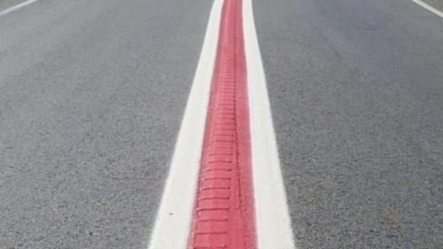 κόκκινη γραμμή στον δρόμο