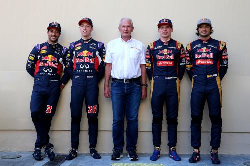 Ο σύμβουλος της Red Bull Helmut Marko με τους οδηγούς των Red Bull και Toro Rosso το 2016. Από αριστερά: Daniel Ricciardo, Daniil Kvyat, Marko, Max Verstappen και Carlos Sainz.
