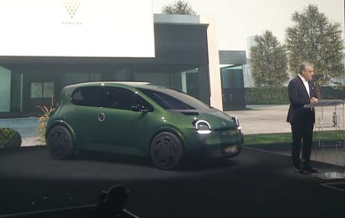 Ο διευθύνων σύμβουλος της Renault, Luca de Meo, με το πρωτότυπο του νέου Twingo του 2026