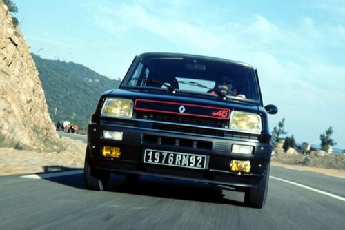 Στα τέλη των 1970s και αρχές των 80s το Renault Α5 Alpine, και έπειτα το Alpine Turbo, ήταν η σπορ εκδοχή του Renault 5 - αλλά δεν έφτανε στα άκρα όπως το κεντρομήχανο R5 Turbo.