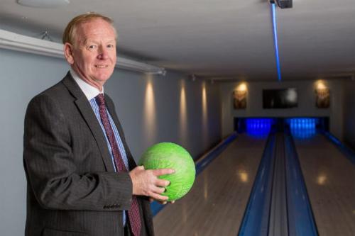 Ο Wildin στο διάδρομο bowling Που έχει κατασκευάσει παράνομα