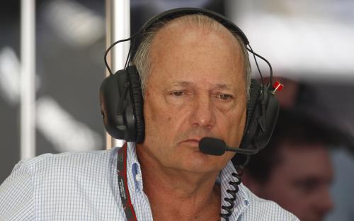 Ο Ron Dennis (κεντρική φωτό: ο Senna νικητής στο GP του Μονακό του 1989, δεξιά οι Alain Prost και Dennis)