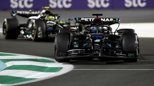 Ο George Russell και ο Lewis Hamilton με τις δύο Mercedes W14 στο GP Σαουδικής Αραβίας 2023